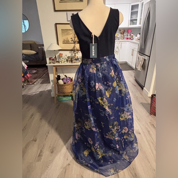NWT Modcloth Navy and Floral Maxi Dress. Size M - Picture 4 of 11